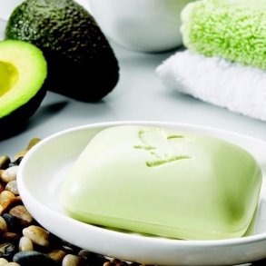 AVOCADO FACE & BODY SOAP indeholder hudplejende avocadosmr. 